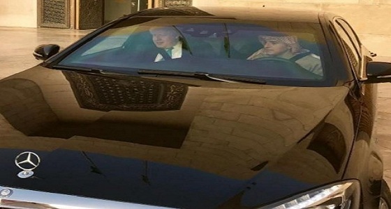 صورة.. الجبير يتجول بسيارته الخاصة مع نظيره البريطاني بالرياض