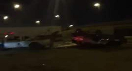 بالفيديو .. لحظة انقلاب سيارة  بسبب حفرة في شارع بجدة