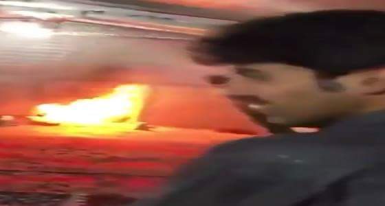 بالفيديو ..شاب متهور يشعل النار في الحطب بطلقة رشاش