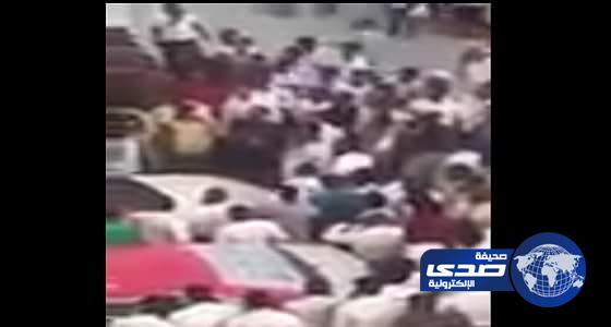 بالفيديو ..مشاجرة  عنيفة بين سائقي سيارات الأجرة في دبي
