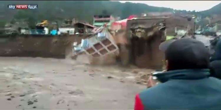 بالفيديو.. لقطات مذهلة لنهر يبتلع فندق في بيرو