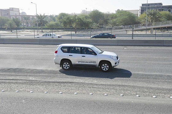 كويتية تقاضي وزارة الأشغال بـ5000 دينار لتضرر سيارتها الجديدة من « الحصي المتطاير »