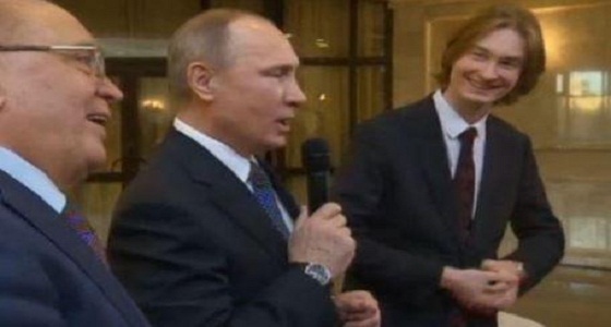 بالفيديو .. بوتين يشارك طلاب جامعة موسكو الغناء وسط عاصفة من التصفيق