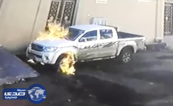 بالفيديو..مجهول يشعل النيران في سيارة أمام منزل صاحبها