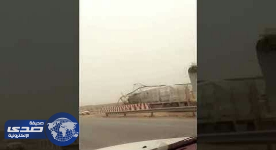 بالفيديو .. بسبب إنعدام الرؤية شاحنة تسقط برج كهرباء على طريق الخرج الرياض