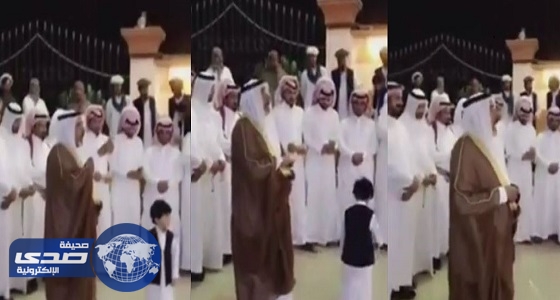 بالفيديو.. رد فعل غريب من مقيم باكستاني بعد هدية قبيلة بجنوب المملكة
