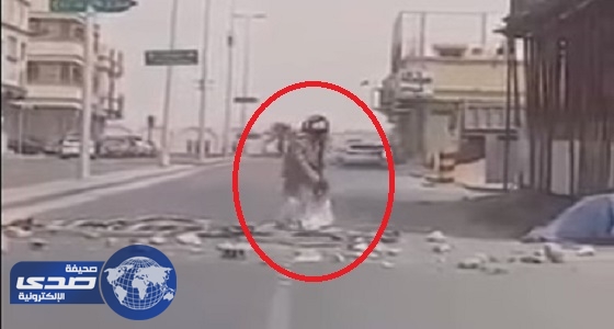 بالفيديو.. مختل يغلق أحد شوارع الخرج و يرهب المارة