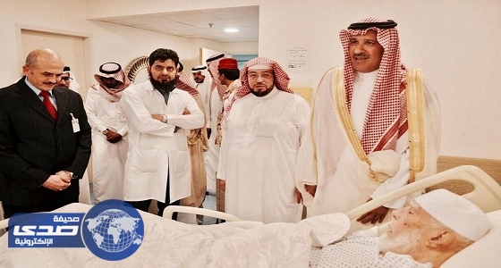 أمير المدينة المنورة يزور الشيخ أبو بكر الجزائري