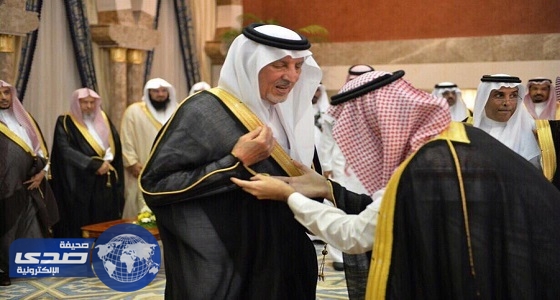 أمير مكة يرفض تقبيل نائبه ليده خلال مأدبة عشاء «صورة»