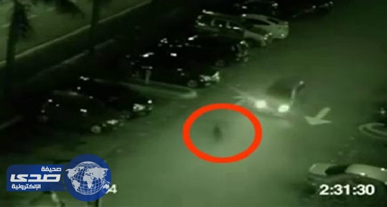 بالفيديو.. شبح يُثير الرعب لسائقي السيارات بالطريق السريع