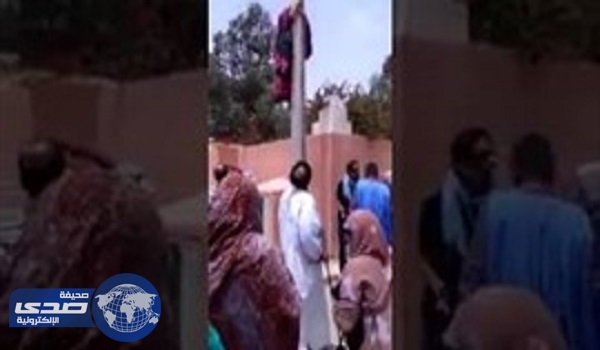 بالفيديو.. حامل تحاول الانتحار بتسلق عمود كهربائي في المغرب
