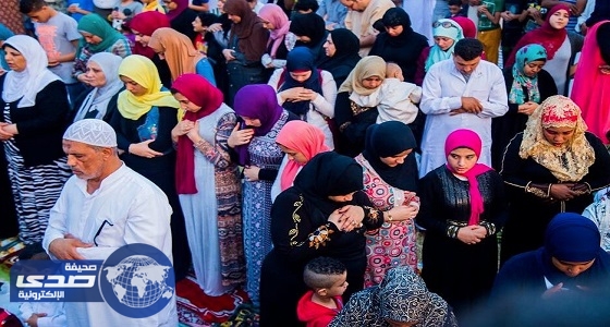 قبلة مختلفة واختلاط الرجال والنساء في صلاة العيد بأحد مساجد مصر