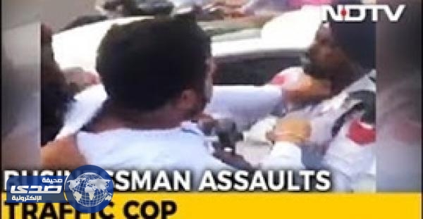 بالفيديو.. رجل أعمال يصفع شرطيا بسبب الرخصة