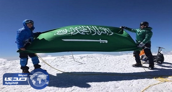 بالصور.. فريق سعودي يرفع علم المملكة فوق أعلى قمة بركانية بجبال القوقاز