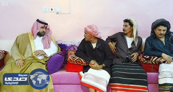 الأمير محمد بن عبدالعزيز ينقل تعازي القيادة لذوي الشهيد الهروبي