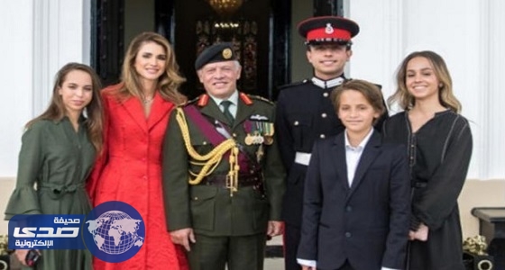 ملك الأردن يحتفل بتخرج ولي عهده في الأكاديمية العسكرية ببريطانيا