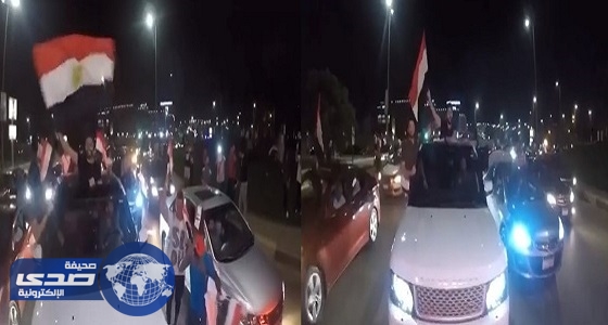 بالفيديو.. تامر حسني يحتفل في شوارع القاهرة بالتأهل لكأس العالم