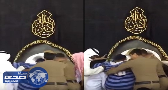 بالفيديو.. رجلا أمن بالمسجد الحرام يحملان &#8221; مقعدا &#8221; ليقبل الحجر الأسود