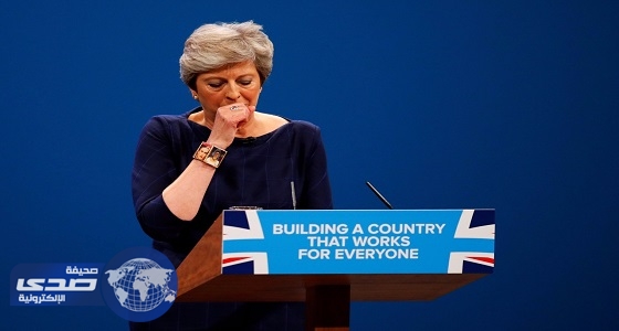 رئيسة وزراء بريطانيا ترد على واقعة السعال بكلمة واحدة وصورة