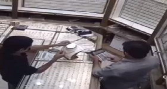 فيديو| شاب يسرق عُقدا من بائع مجوهرات ويلوذ بالفرار بالدمام