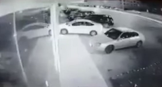 فيديو.. شخص يقتحم محل فوال بسيارته