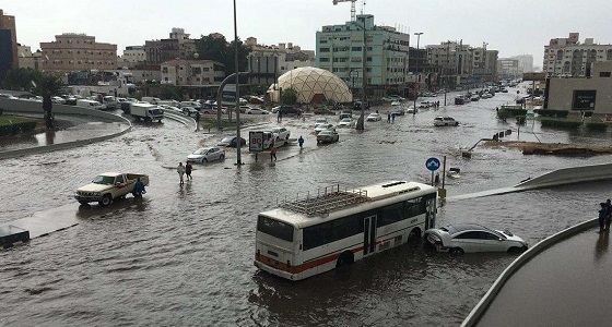 لجنة حصر أضرار أمطار جدة تستعين بـ 20 فنياً للكشف على السيارات