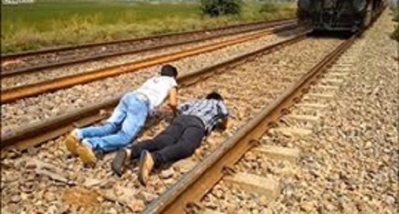 بالفيديو.. شابان يتحديان قطارا مسرعا بالوقوف أمامه