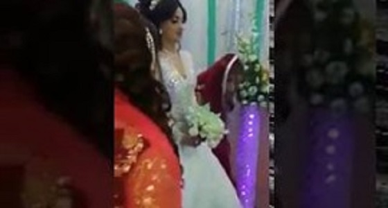 بالفيديو.. عروس تستعرض جمالها بطريقة غريبة في حفل زفافها