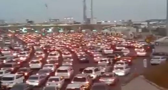 بالفيديو.. توقف حركة المرور في جسر الملك فهد