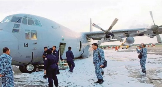 بالصور.. طائرة عسكرية ماليزية تهبط بدون إطارات في مطار لابوان