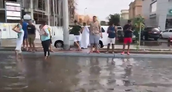 فيديو| شوارع جدة يتحول لبحيرات صغيرة وهكذا تفاعل الشباب مع الأمطار