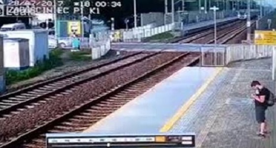 بالفيديو.. مصرع فتاة تحت عجلات قطار مسرع