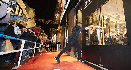 بالفيديو.. بطل ملاكمة يفتتح متجر بأمستردام عن طريق تحطيمه