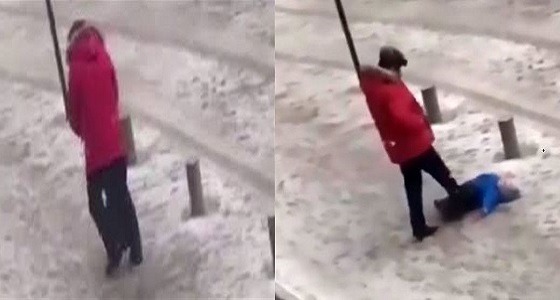 رجل يركل ابنه بقدمه لعدم قدرته الوقوف على الجليد