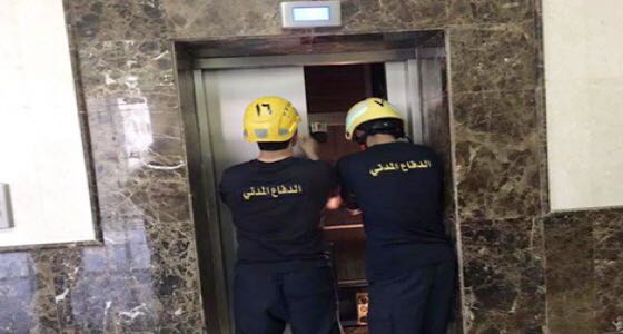 احتجاز 6 أشخاص بمصعد في الطائف بسبب خلل فني