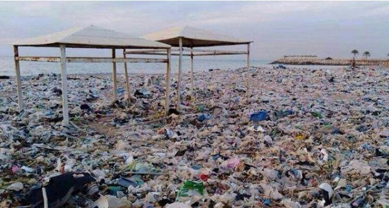 بالفيديو.. بحر النفايات في لبنان يثير غضب نشطاء التواصل الاجتماعي