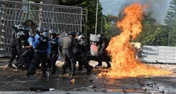 اشتباكات في هندوراس إثر تظاهرات مناهضة لإعادة انتخاب الرئيس هيرنانديز