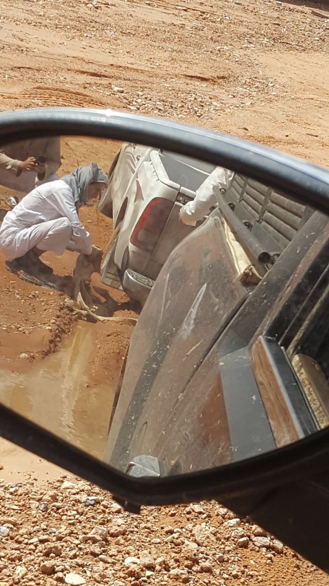 بالصور ” غوث ” يخرج سيارة عالقة في مجرى سيل بالرياض