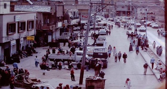 صورة نادرة لموقف عمال &#8221; البطحاء &#8221; في الرياض عام 1978م