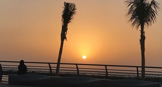 صورة مذهلة لفتاة تراقب غروب الشمس على كورنيش جدة الجديد
