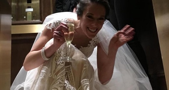 فيديو طريف لعروس تعلق داخل المصعد ليلة زفافها
