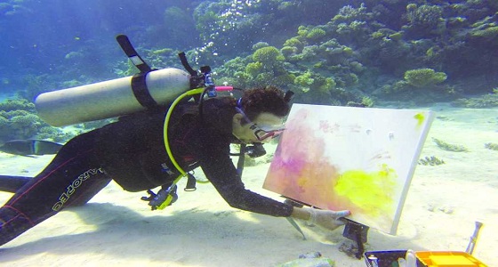 المواطن &#8221; حسنين &#8221; أول عربي يتخصص بالرسم تحت البحر