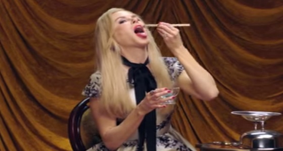 بالفيديو.. فنانة شهيرة تكشف عن حبها لأكل الحشرات