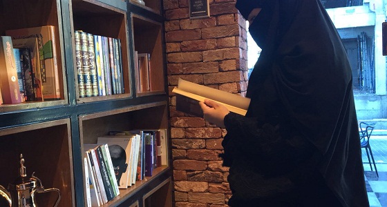 شابة تفتح أول مقهى للقراءة وتقديم القهوة العربية بالخبر