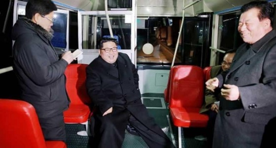 زعيم كوريا الشمالية يلفت الأنظار بركوبه الحافلة ليلًا