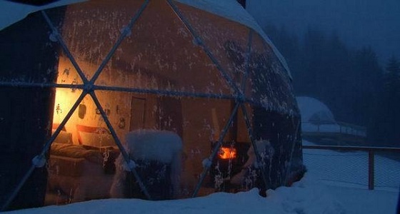 الجليد يغطي الأكواخ والمنازل الخشبية في منطقة غابات بالنرويج
