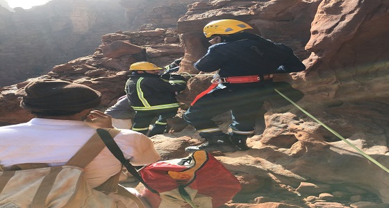بالصور.. &#8221; مدني تبوك &#8221; ينقذ مصابًا على جبل بالديسة