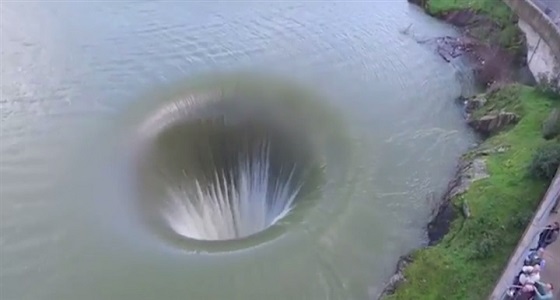 بالفيديو.. ثقب عملاق وسط بحيرة يثير ذهول السباحين