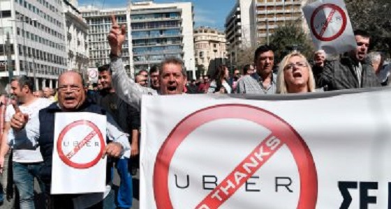 تظاهر سائقي الأجرة باليونان احتجاجا على قانون &#8221; أوبر &#8220;