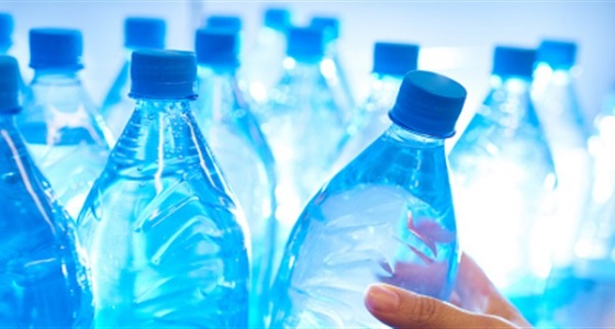 العثور على جسيمات بلاستيكية في زجاجات المياه المعدنية